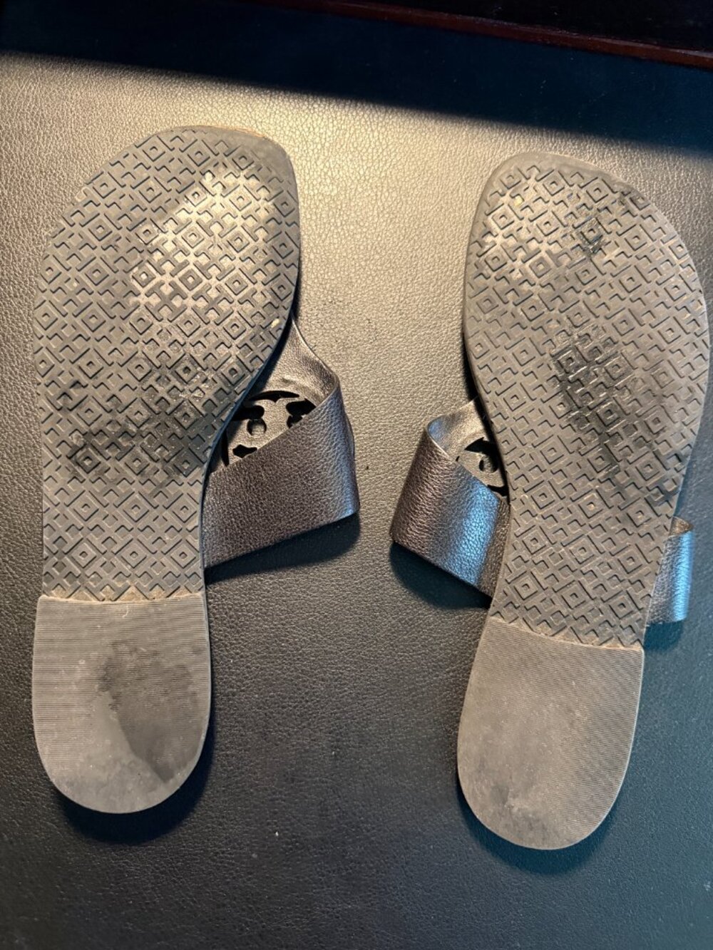Tory Burch Louisa Leather Thong Sandal in Blackj, SZ 7.5 - Picture 3 of 5